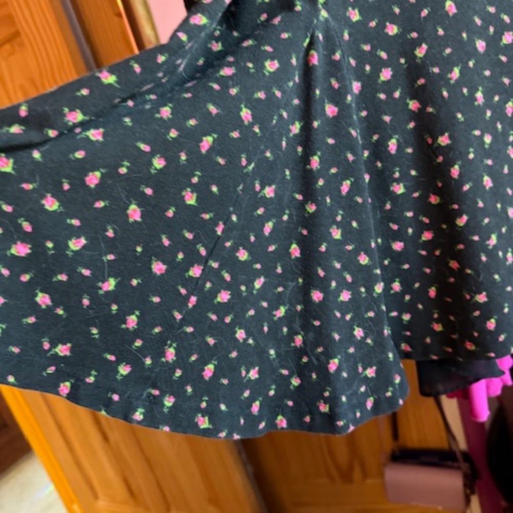 Betsey Johnson L, Mid-thigh length, flares out at waist, 4 gored skirt, stretch - Picture 4 of 5